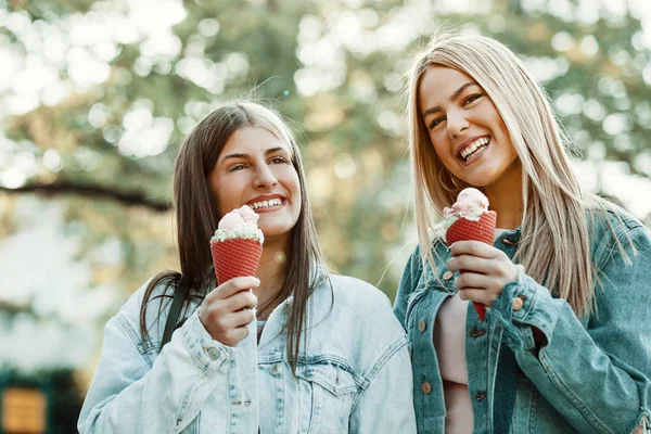 Mulheres a comer gelado — Fotografia de Stock