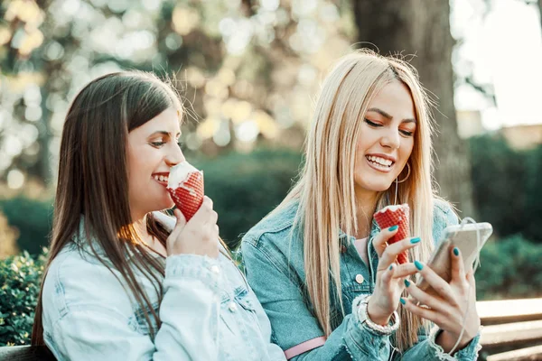 Dondurma yiyen kadınlar