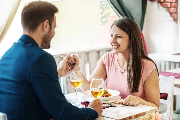 bir restoranda mutlu çift