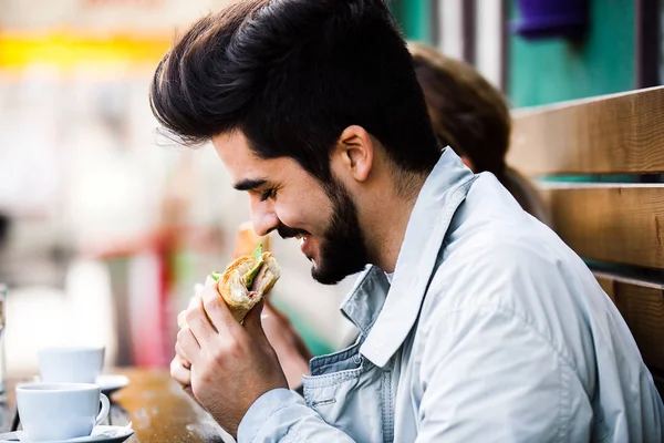 Çift kahvaltı yapıyor.