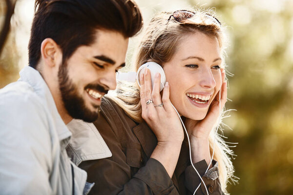 Пара наслаждается парком
