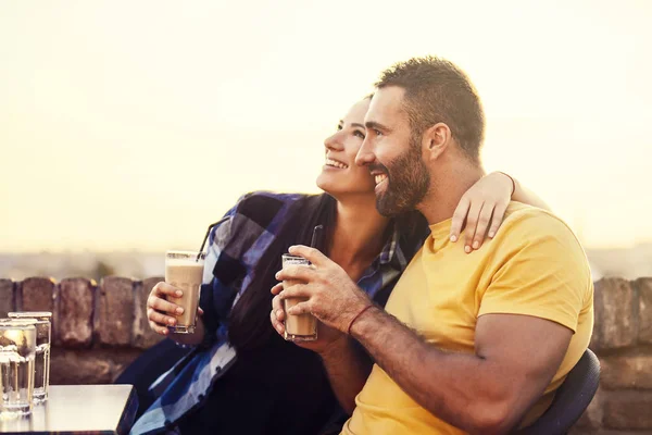 Casal desfrutando por do sol — Fotografia de Stock