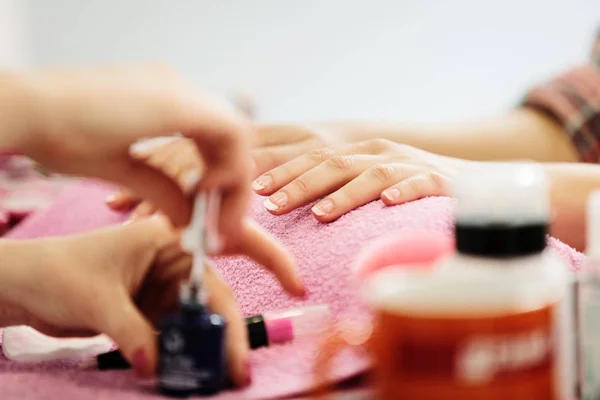 Tratamento de Manicure. Fechar . — Fotografia de Stock