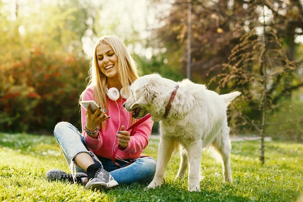 Donna è rilassante con il cane — Foto Stock