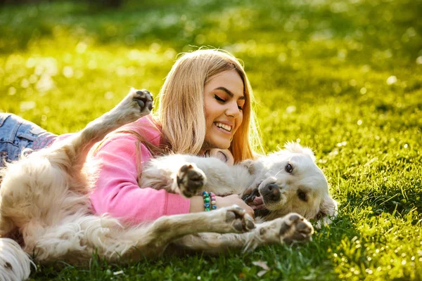 Donna è rilassante con il cane — Foto Stock