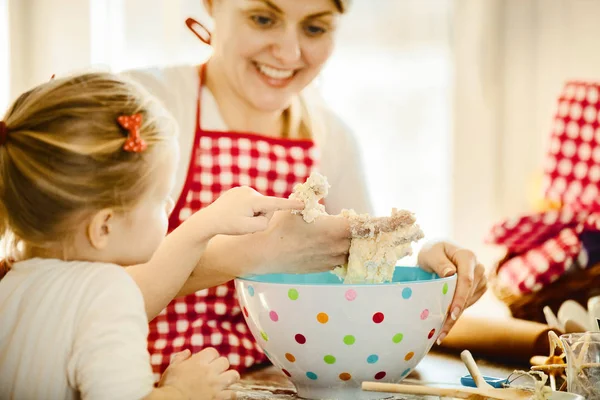 Happy Family in de keuken. Moeder en dochter Backing Cakes. — Stockfoto