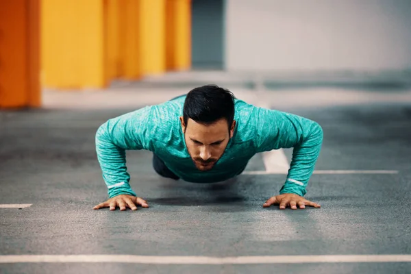 Man is exercise — Stock Photo, Image