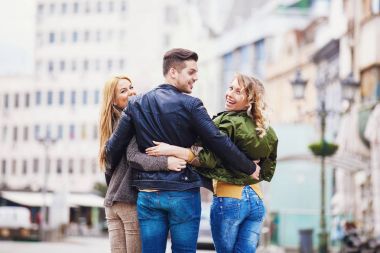 Arkadaşlar takıl bir iyi eğlenceler