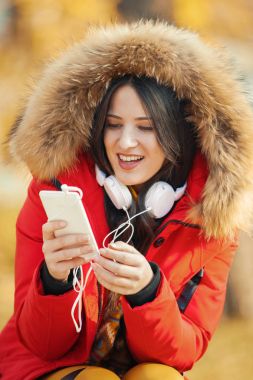 Cep telefonu kullanarak parkta güzel kadın