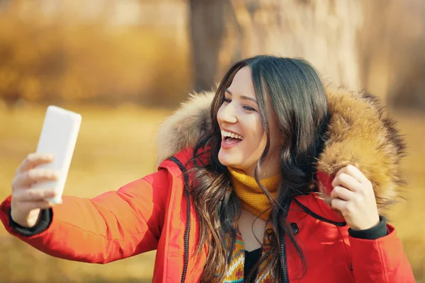 Hermosa mujer en el parque usando el teléfono celular — Foto de Stock