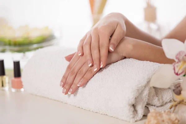 Goed verzorgde vrouw nagels — Stockfoto