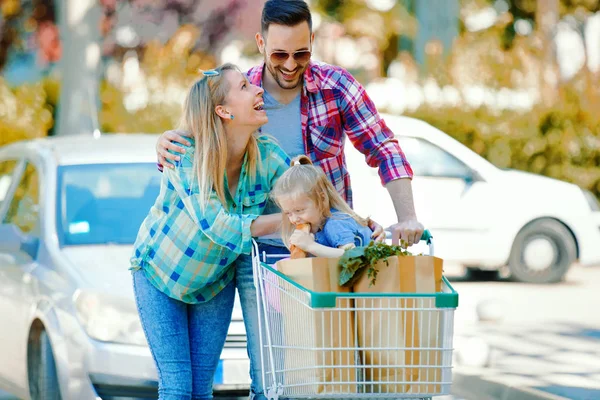 Lycklig familj i Shopping — Stockfoto
