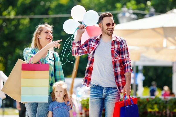 Família feliz em compras — Fotografia de Stock