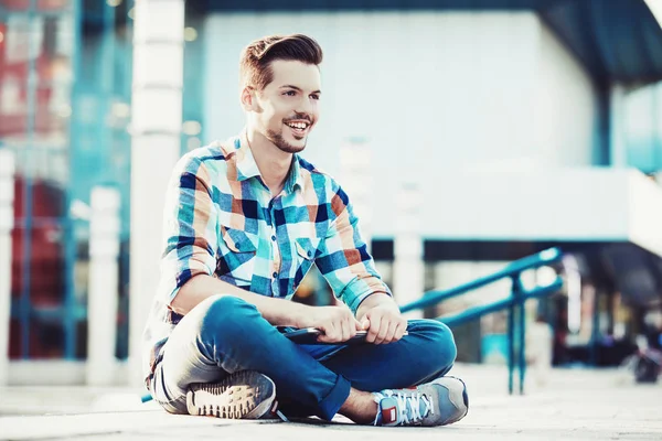 Hombre disfrutando de la ciudad —  Fotos de Stock