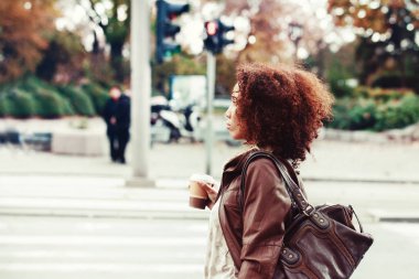 sıcak bir içecek olan güzel bir kadın