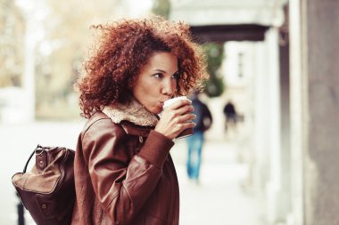 sıcak bir içecek olan güzel bir kadın