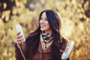 Cep telefonu kullanarak parkta güzel kadın