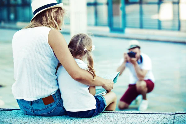 Turistas disfrutando de la ciudad —  Fotos de Stock