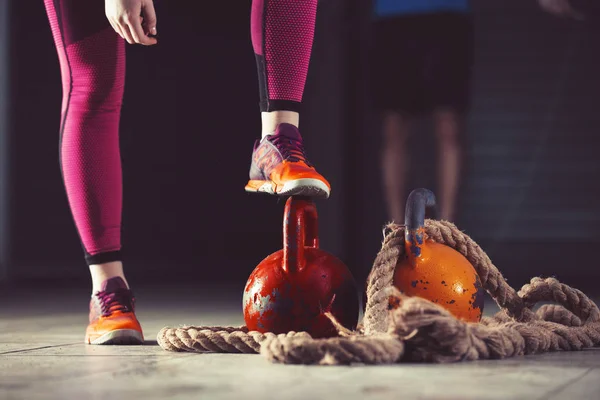 Vrouw in de sportschool. Close-up. — Stockfoto