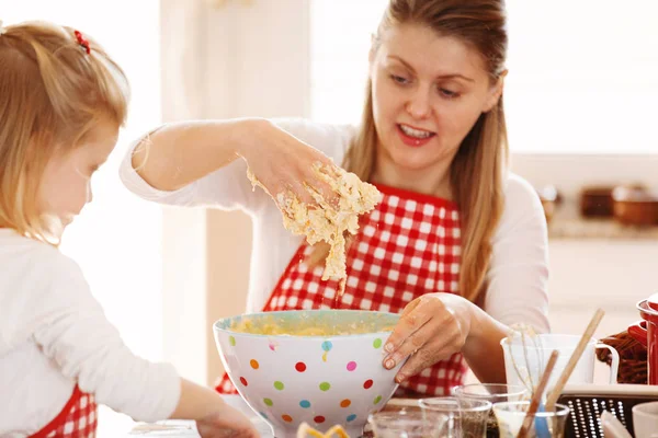 Happy Family in the Kitchen. Mother and Daughter Backing Cakes. — Stock Photo, Image
