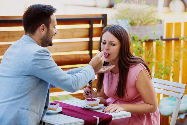 bir restoranda mutlu çift