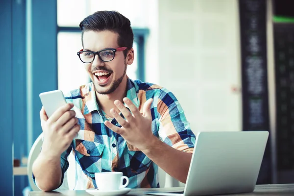 Freiberufler in einem Restaurant mit Handy — Stockfoto