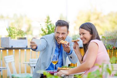 Mutlu çifte bir restoran alarak fotoğraf