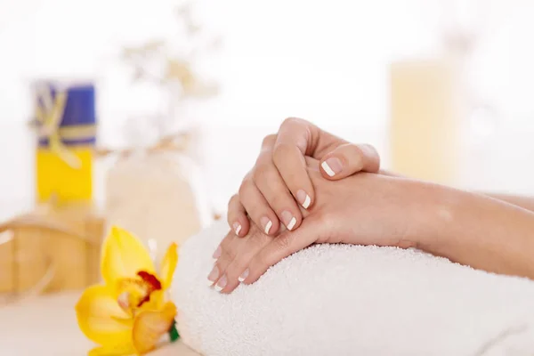 Unhas femininas bem cuidadas. Mulher desfrutando de Spa . — Fotografia de Stock