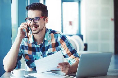 Cep telefonu kullanarak bir restoranda serbest meslek 