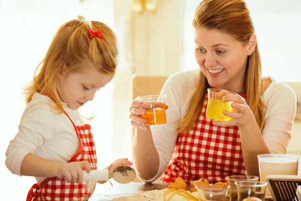 Moeder en dochter in een keuken bloem voorbereiden Croissants — Stockfoto