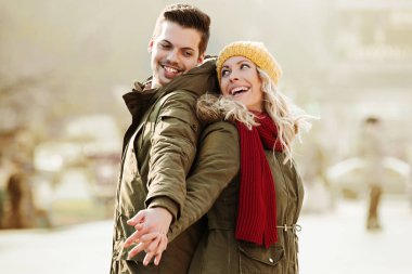 Çift birbirlerine tutan gülümseyen bir sonbahar günü eller.  