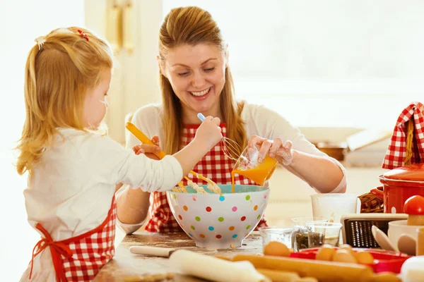 Happy Family in de keuken. Moeder en dochter steun Croissa — Stockfoto
