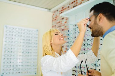 İnsanlar optik mağaza