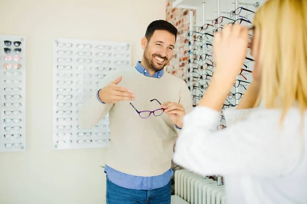 Personas en la tienda de óptica — Foto de Stock