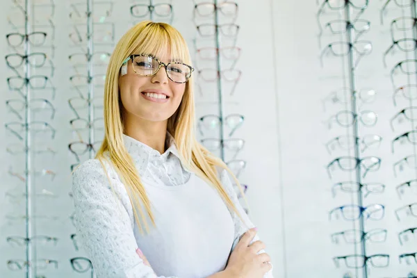 Frau im Optikgeschäft — Stockfoto