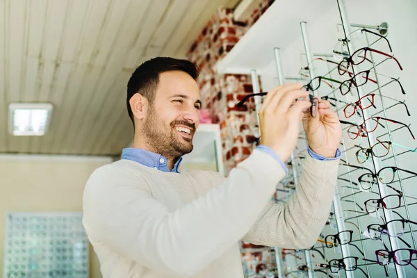 Muž v obchodě optika — Stock fotografie