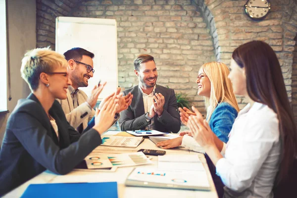 Equipe de negócios aplaude — Fotografia de Stock