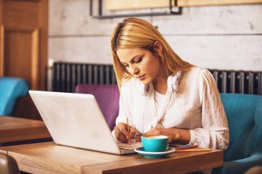 Çalışma ve kahve keyfini