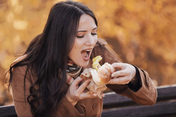 Parktaki Güzel Kadın