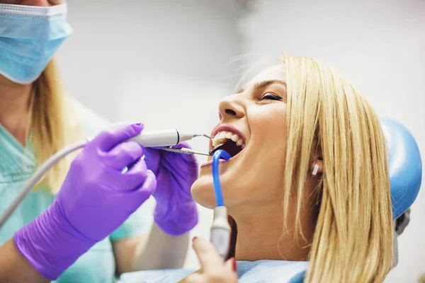 Mujer joven en el dentista —  Fotos de Stock