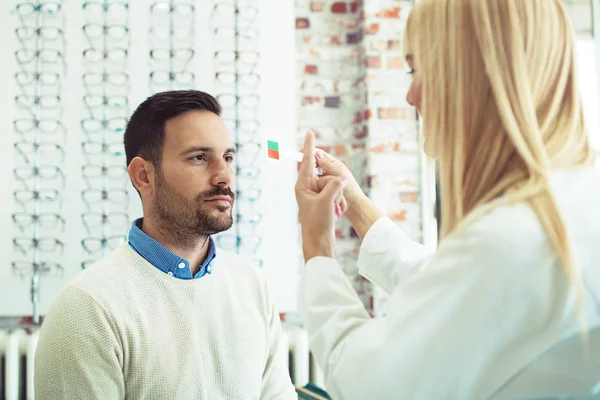 Muž v obchodě optika — Stock fotografie