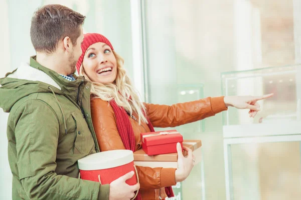 Sorrindo casal em compras — Fotografia de Stock