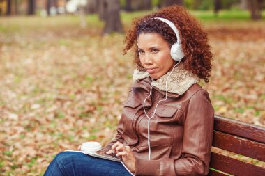 Parktaki güzel kadın.