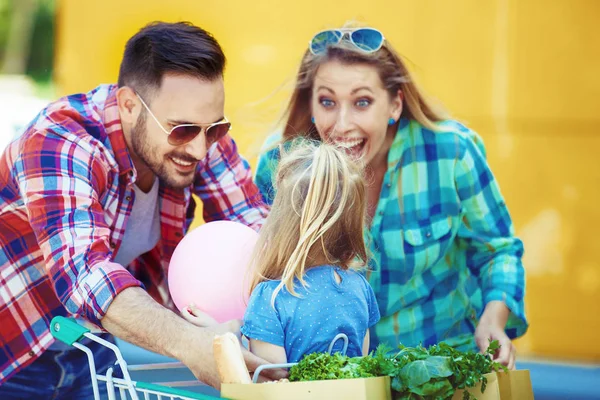 Glückliche Familie beim Einkaufen — Stockfoto