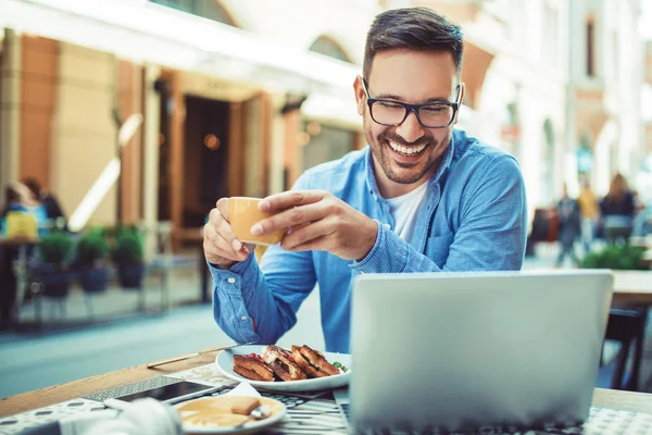 Bir restoranda iş adamı