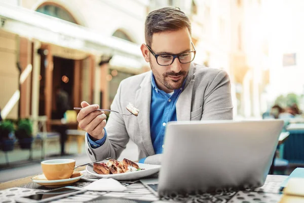 Bir restoranda iş adamı