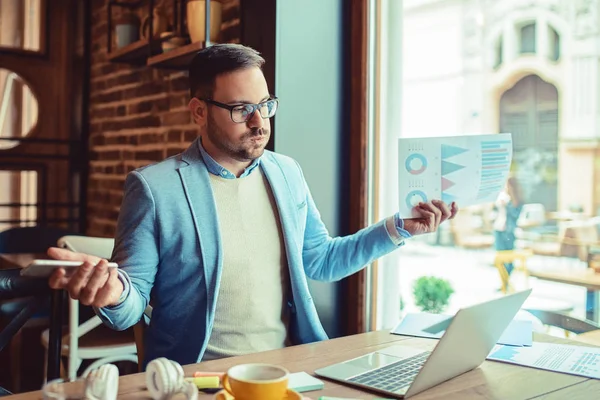 Bir restoranda iş adamı