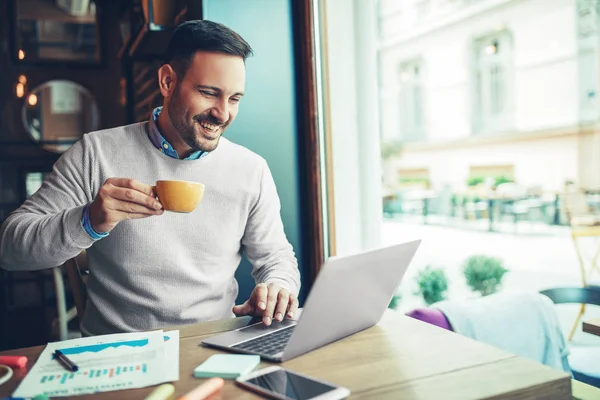 Bir restoranda iş adamı