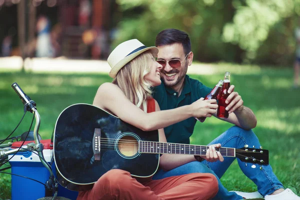 Amor casal que gosta de guitarra no parque — Fotografia de Stock