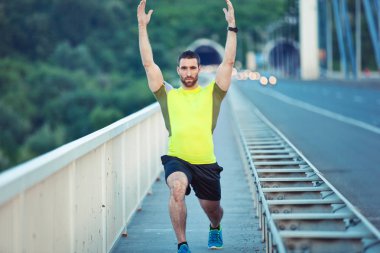 Yakışıklı adam egzersiz